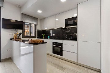 FANTASTISK LÄGENHET MED 3 SOVRUM BARA 90 METER FRÅN PLAYA DEL CURA I TORREVIEJA MED POOL  - Lotus Properties