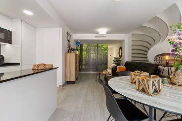 FANTASTISK LÄGENHET MED 3 SOVRUM BARA 90 METER FRÅN PLAYA DEL CURA I TORREVIEJA MED POOL  - Lotus Properties