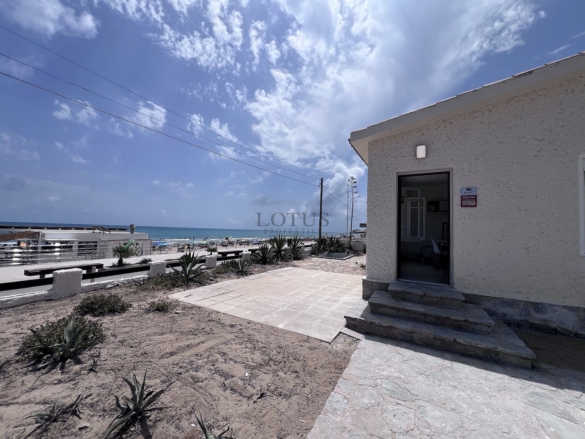 Renoverad hus, första linjen La Mata strand - Lotus Properties