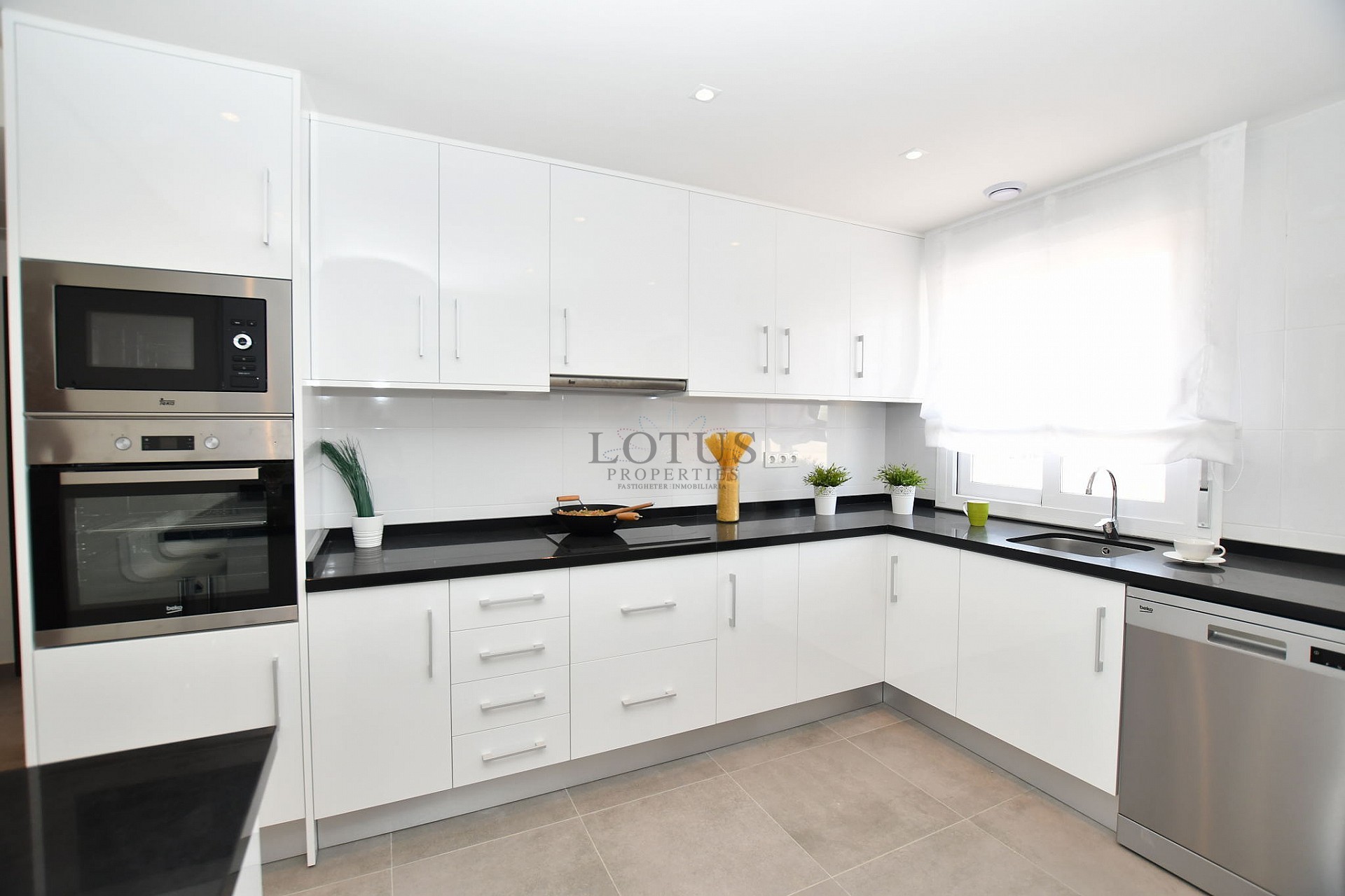 Takvåning i vackra bostadsområdet - Sol Natura - Lotus Properties