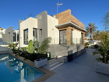 Lyxvilla endast 80 m från stranden i La Mata, Torrevieja - Lotus Properties