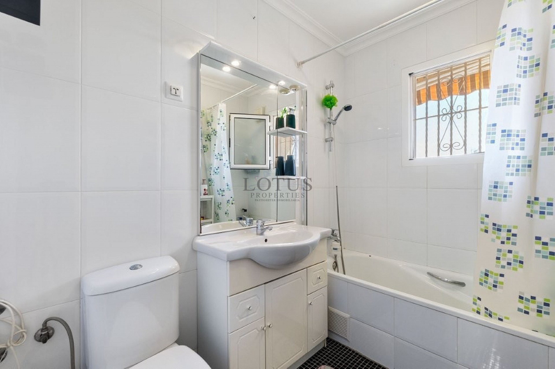 Superfint Radhus med 3 sovrum och flera terrasser - Lotus Properties