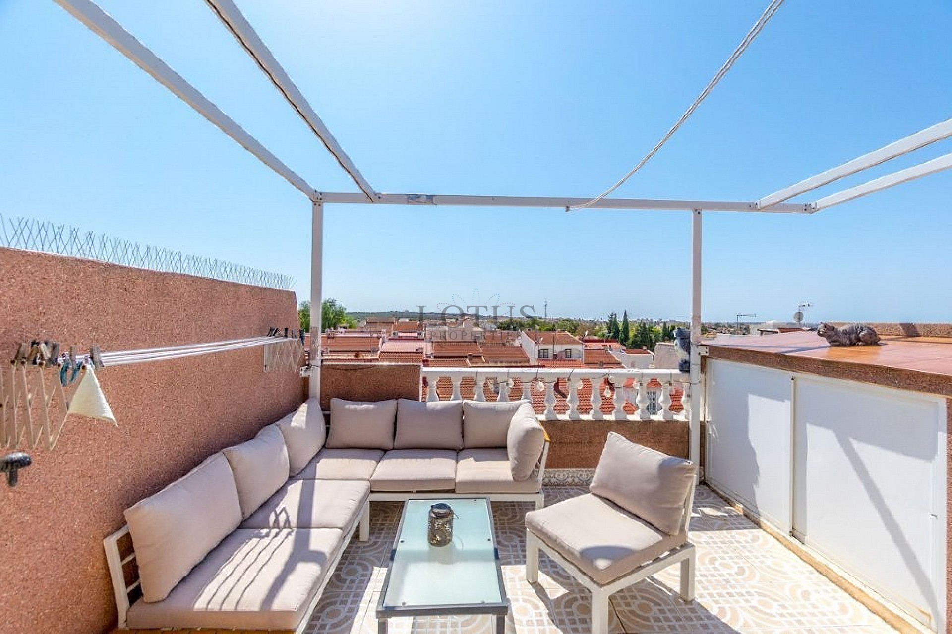 Superfint Radhus med 3 sovrum och flera terrasser - Lotus Properties