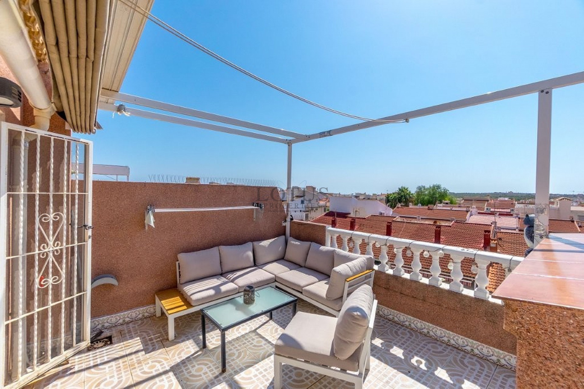 Superfint Radhus med 3 sovrum och flera terrasser - Lotus Properties