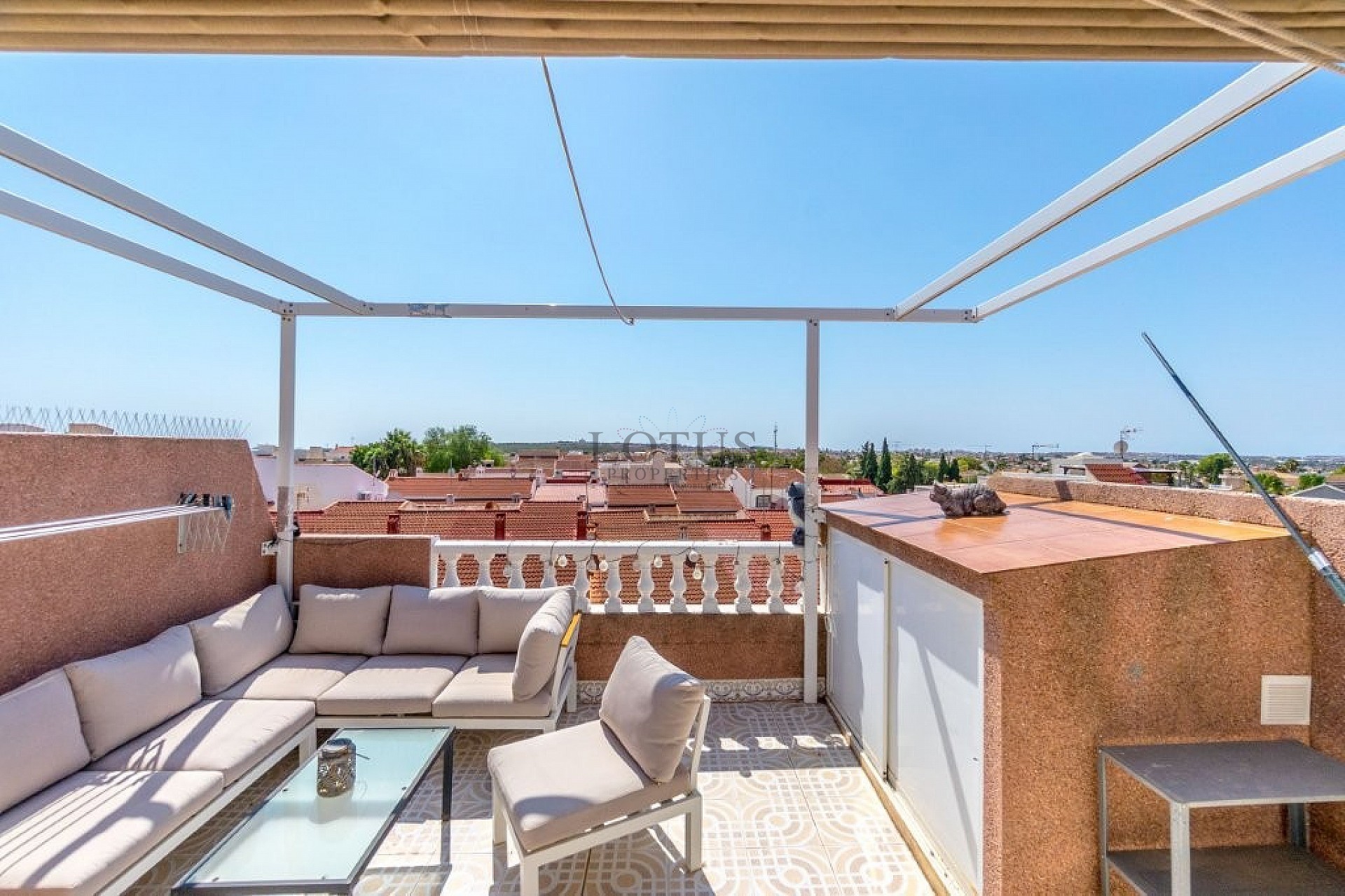 Superfint Radhus med 3 sovrum och flera terrasser - Lotus Properties