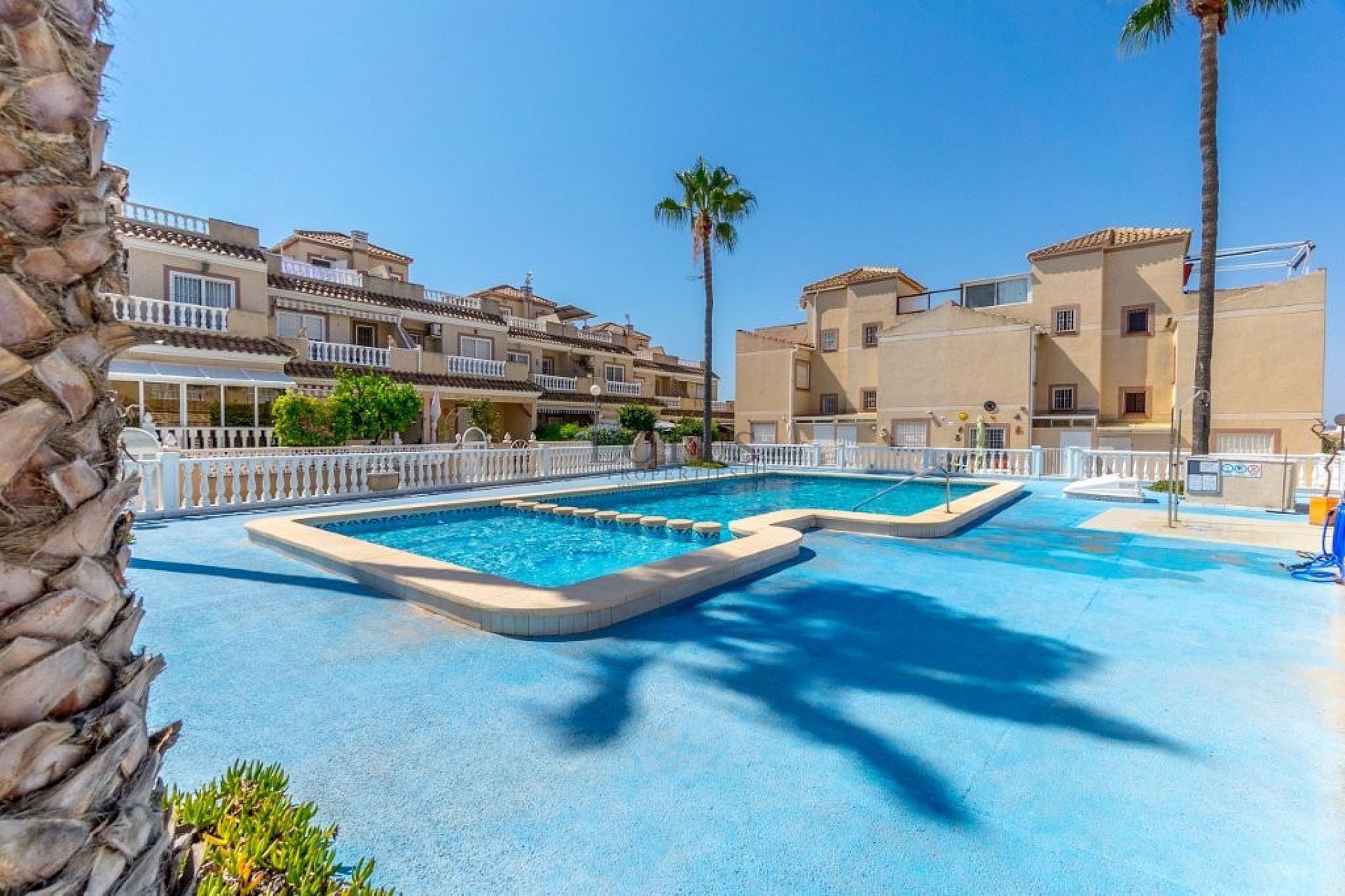 Superfint Radhus med 3 sovrum och flera terrasser - Lotus Properties