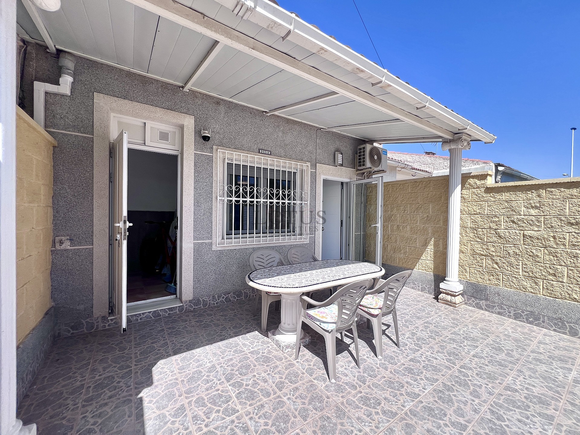 Nyrenoverad enplans radhus i Torreta - Lotus Properties