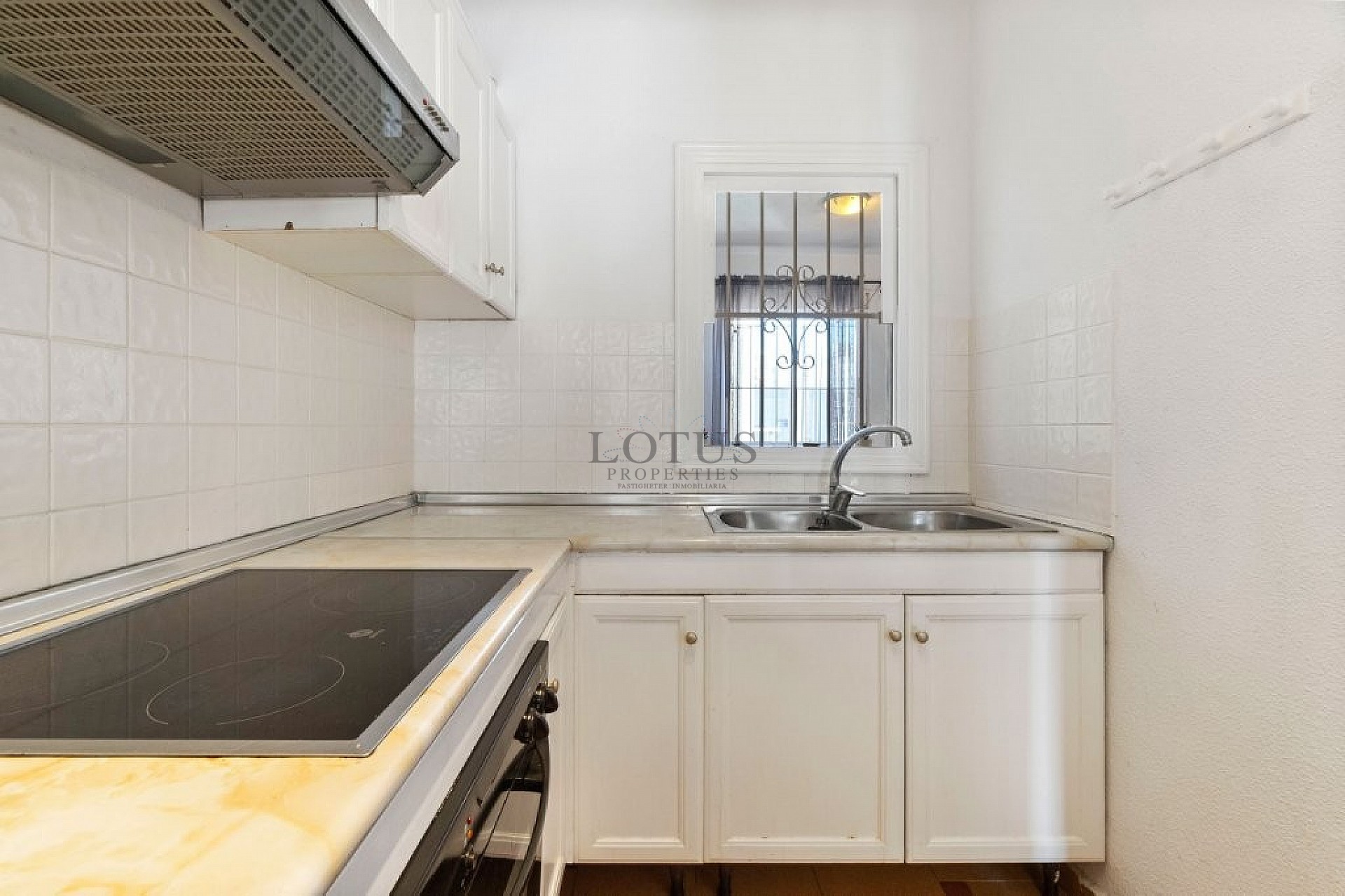 Rymligt hörnradhus med 4 sovrum och flera terrasser - Lotus Properties