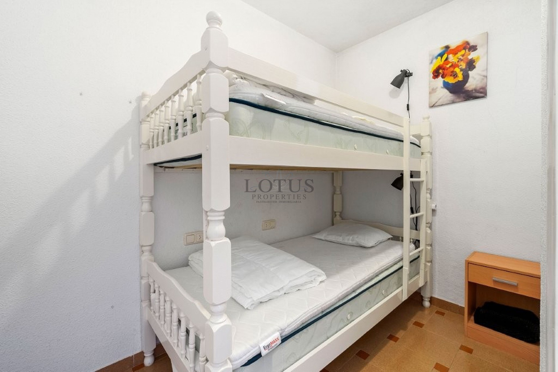 Rymligt hörnradhus med 4 sovrum och flera terrasser - Lotus Properties