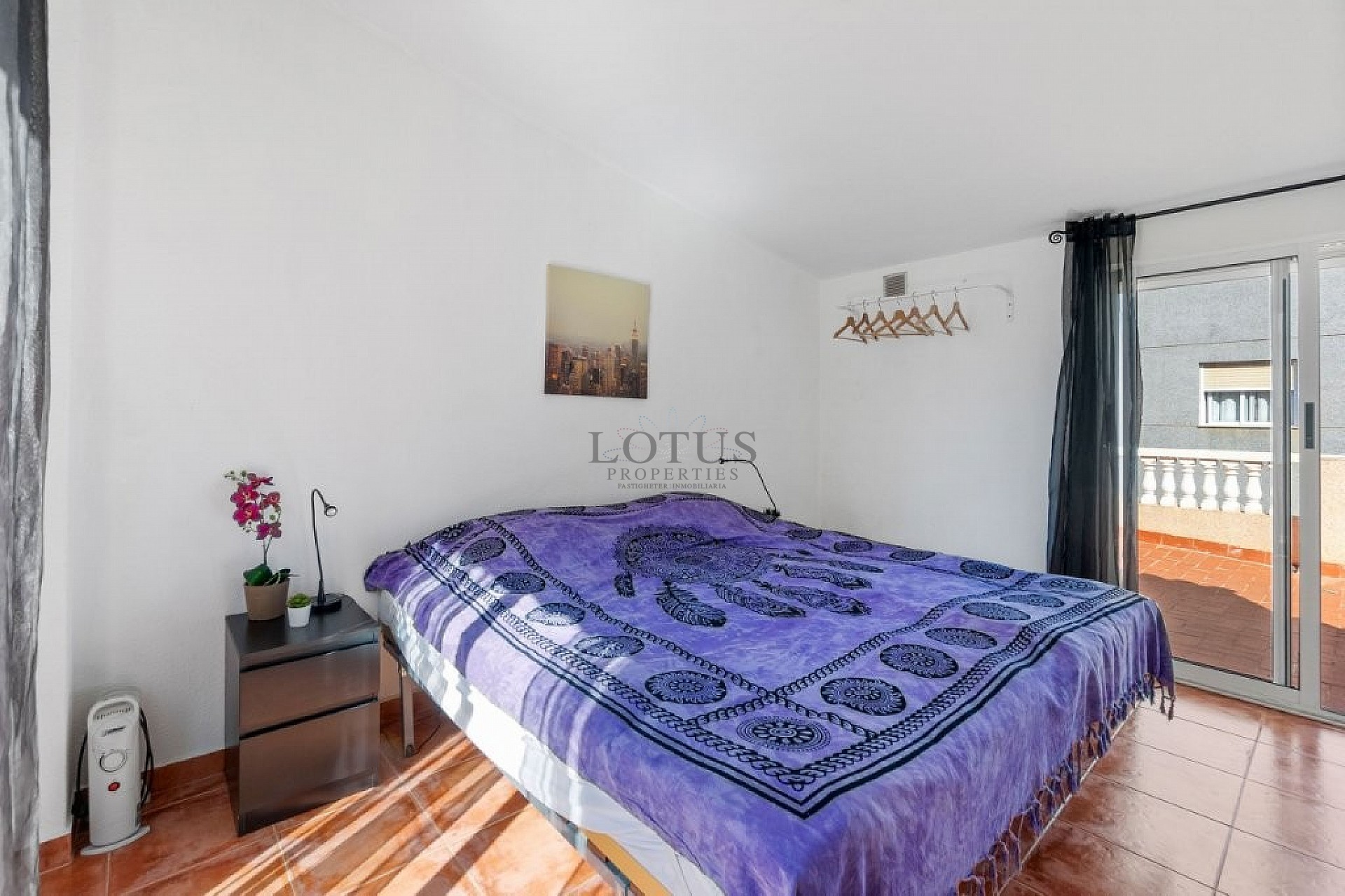 Rymligt hörnradhus med 4 sovrum och flera terrasser - Lotus Properties