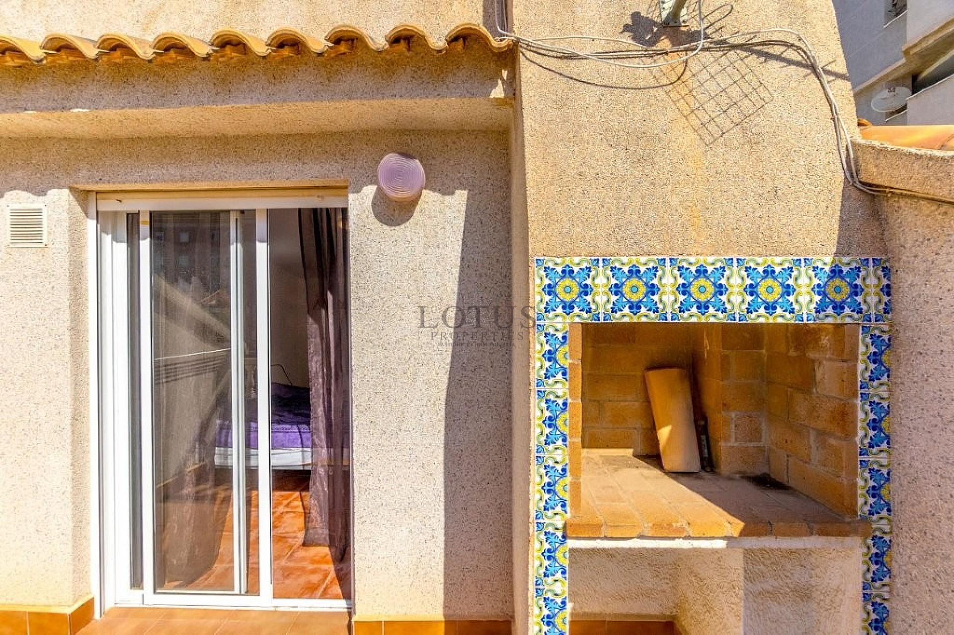 Rymligt hörnradhus med 4 sovrum och flera terrasser - Lotus Properties