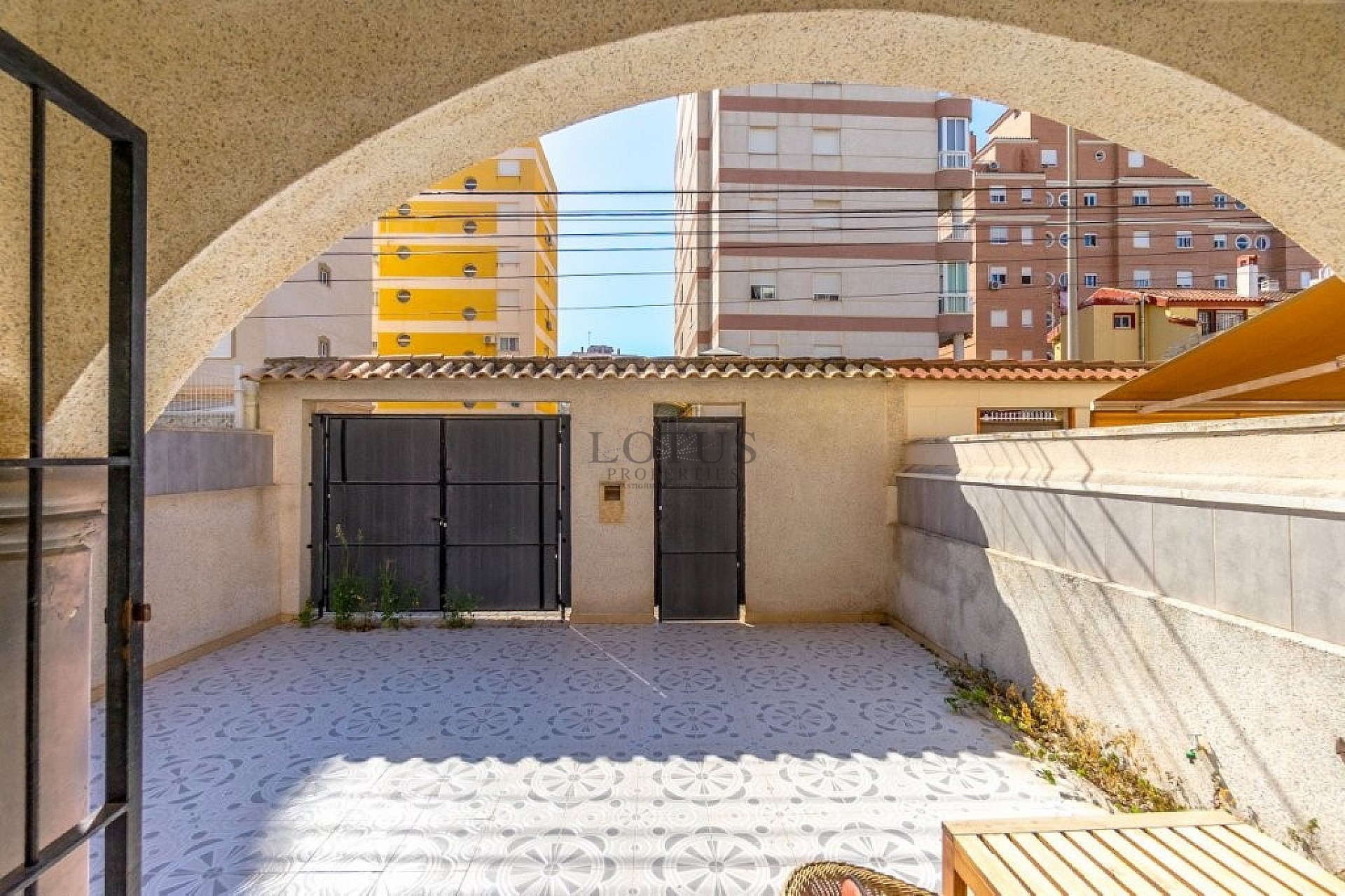 Rymligt hörnradhus med 4 sovrum och flera terrasser - Lotus Properties