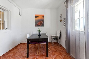 Rymligt hörnradhus med 4 sovrum och flera terrasser - Lotus Properties