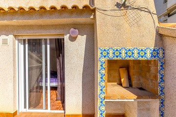 Rymligt hörnradhus med 4 sovrum och flera terrasser - Lotus Properties