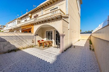 Rymligt hörnradhus med 4 sovrum och flera terrasser - Lotus Properties