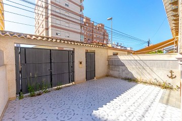 Rymligt hörnradhus med 4 sovrum och flera terrasser - Lotus Properties