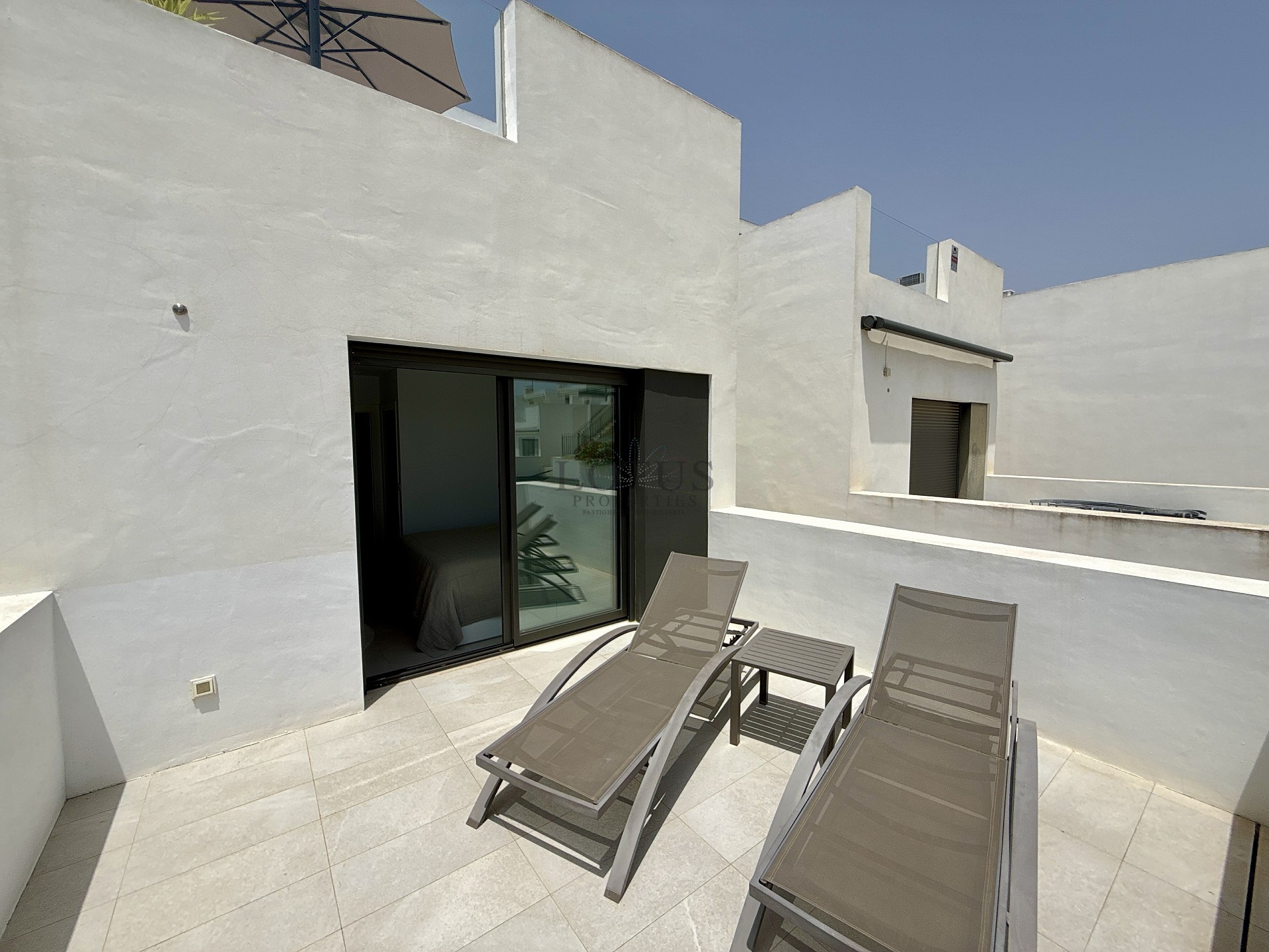 EXKLUSIV TAKVÅNING MED 3 SOVRUM MED STOR TERRASS OCH HAVSUTSIKT - Lotus Properties