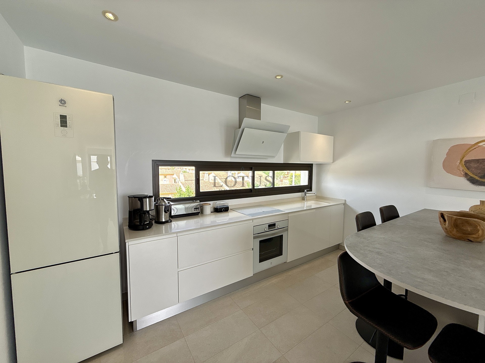 EXKLUSIV TAKVÅNING MED 3 SOVRUM MED STOR TERRASS OCH HAVSUTSIKT - Lotus Properties