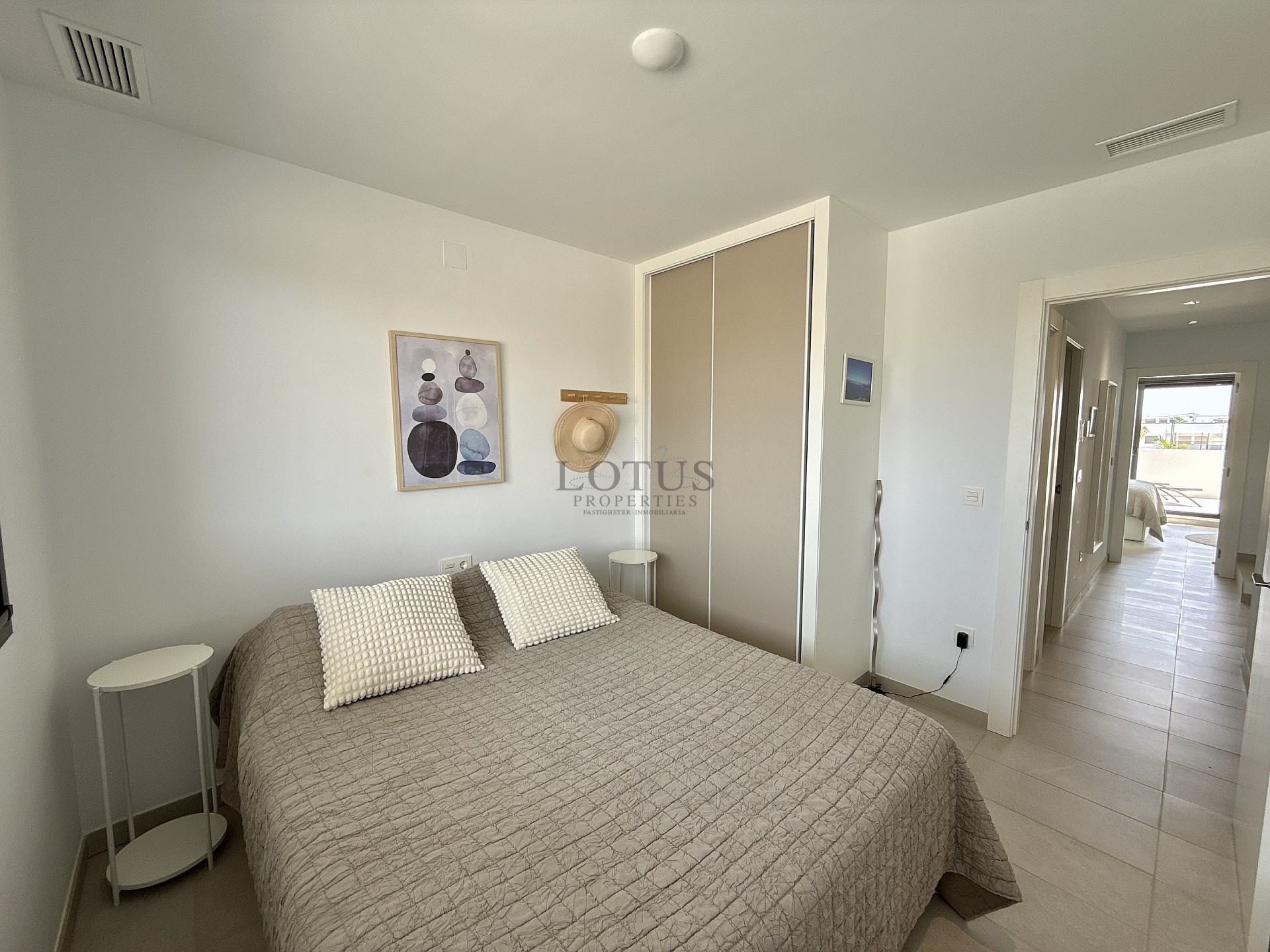 EXKLUSIV TAKVÅNING MED 3 SOVRUM MED STOR TERRASS OCH HAVSUTSIKT - Lotus Properties