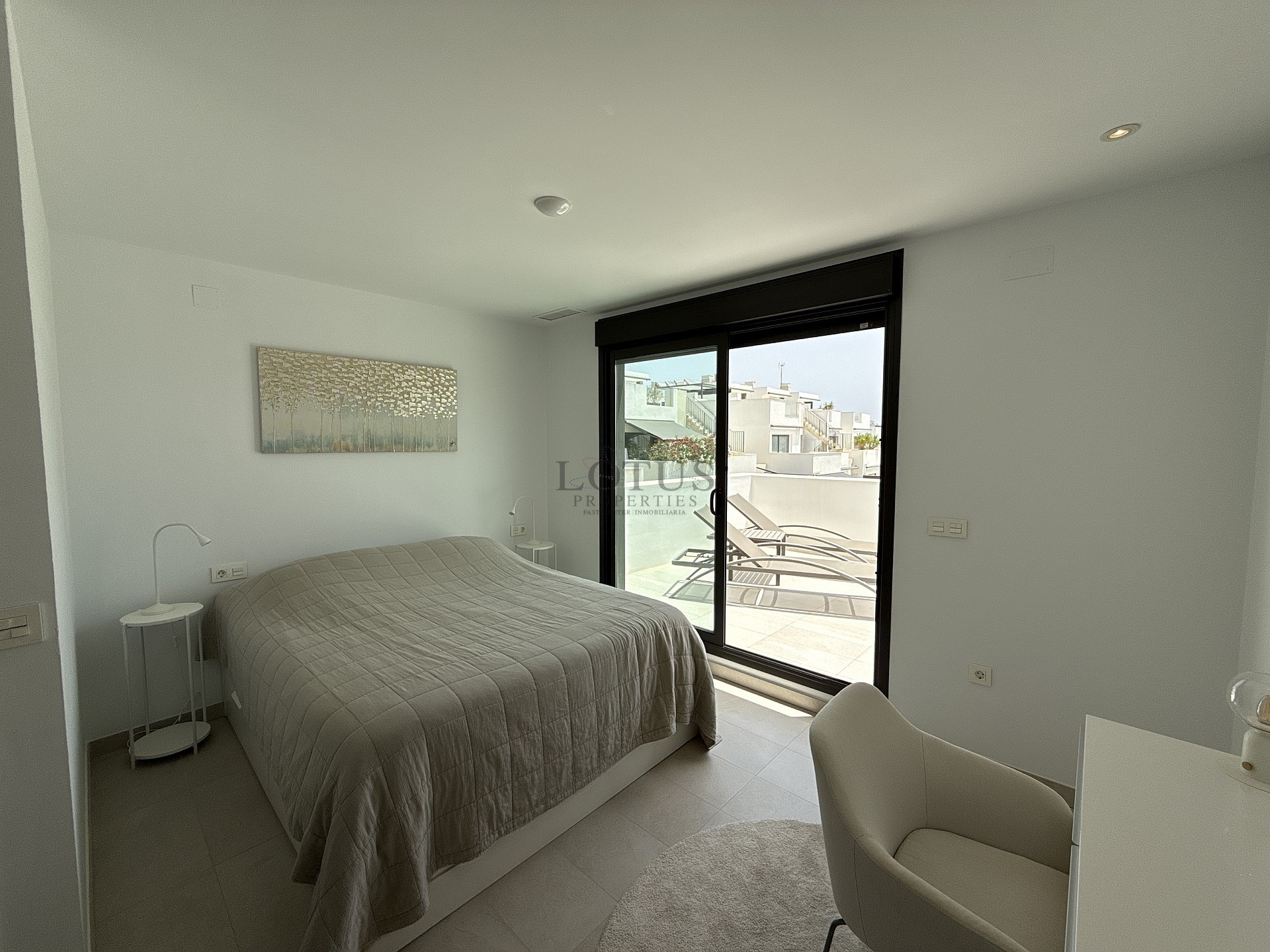 EXKLUSIV TAKVÅNING MED 3 SOVRUM MED STOR TERRASS OCH HAVSUTSIKT - Lotus Properties