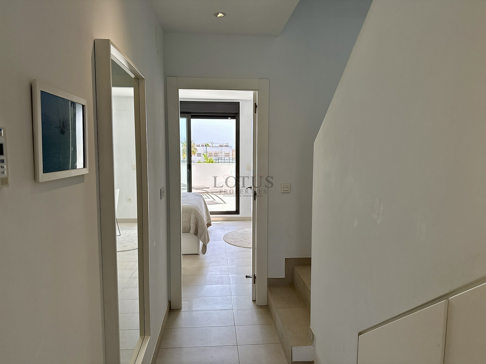 EXKLUSIV TAKVÅNING MED 3 SOVRUM MED STOR TERRASS OCH HAVSUTSIKT - Lotus Properties