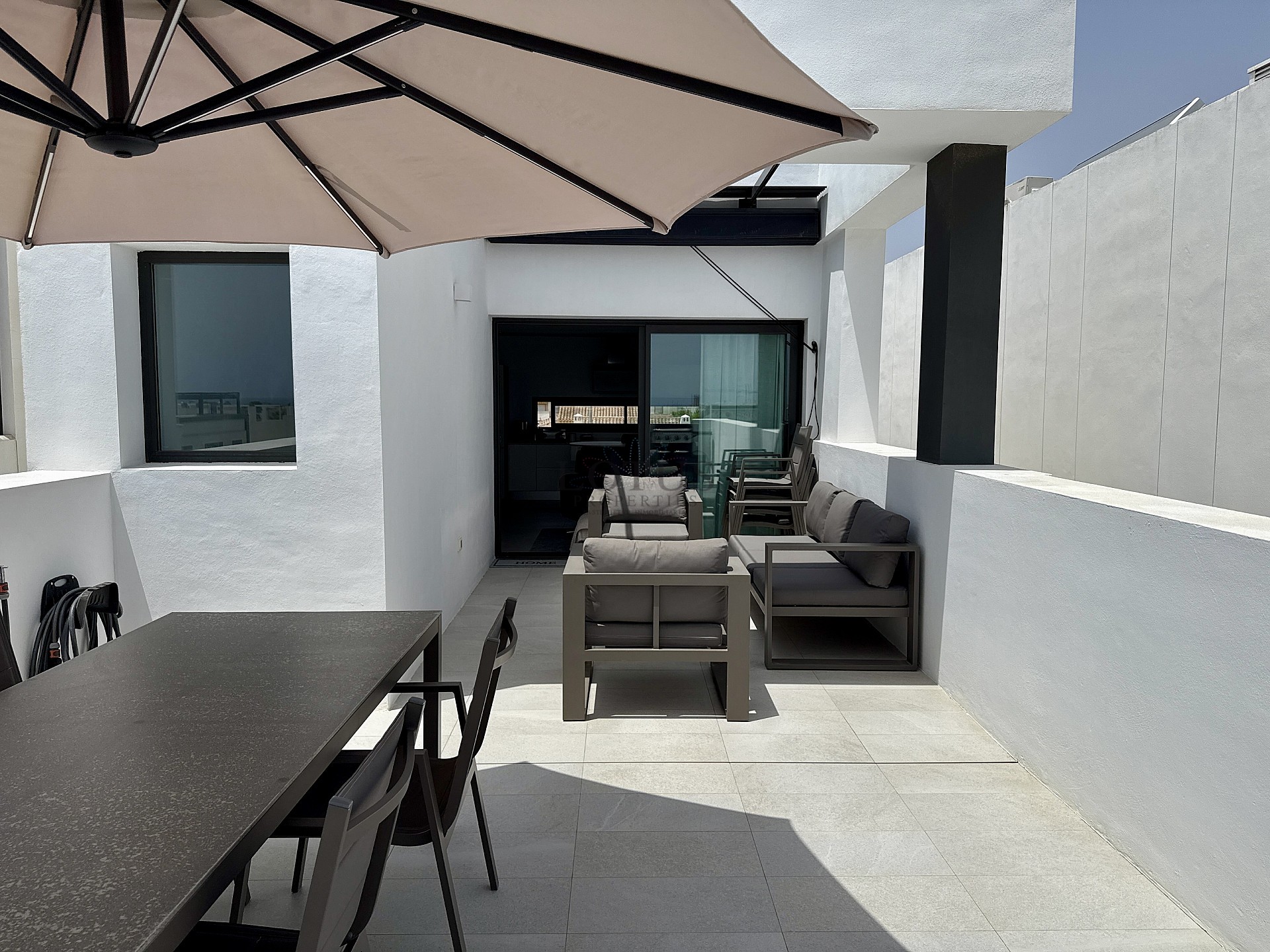 EXKLUSIV TAKVÅNING MED 3 SOVRUM MED STOR TERRASS OCH HAVSUTSIKT - Lotus Properties