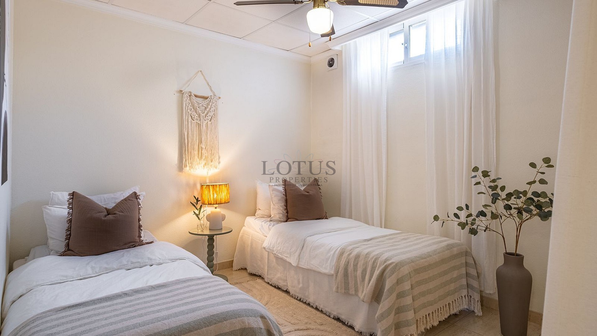 Fantastiskt fin markplan med inredd källare endast 500 meter till Playa Los Locos! - Lotus Properties