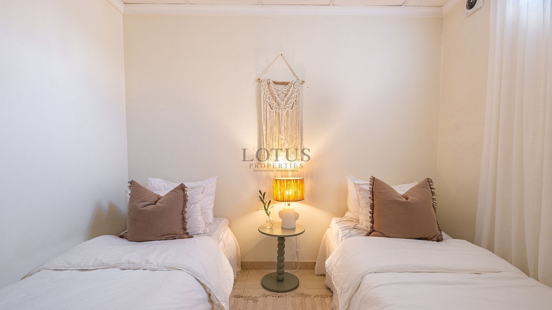 Fantastiskt fin markplan med inredd källare endast 500 meter till Playa Los Locos! - Lotus Properties