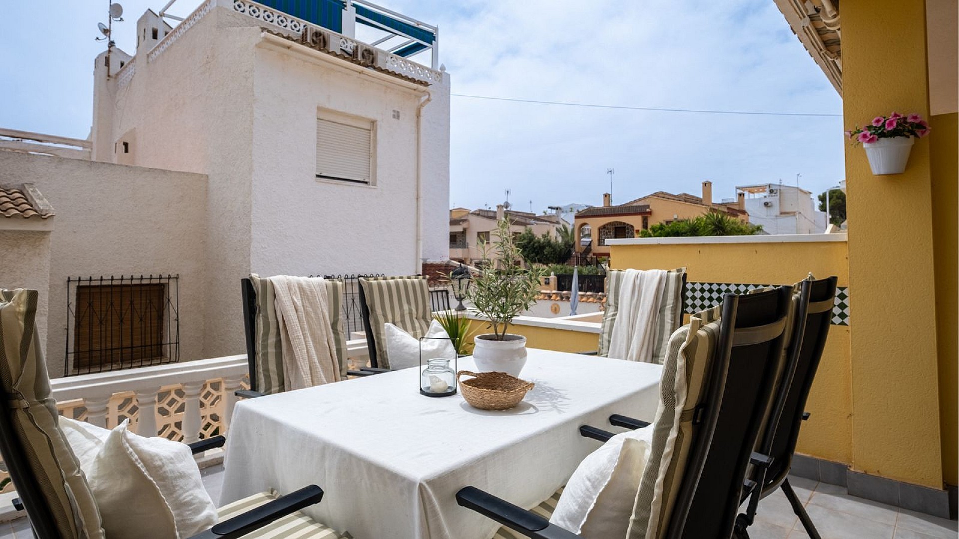 Fantastiskt fin markplan med inredd källare endast 500 meter till Playa Los Locos! - Lotus Properties