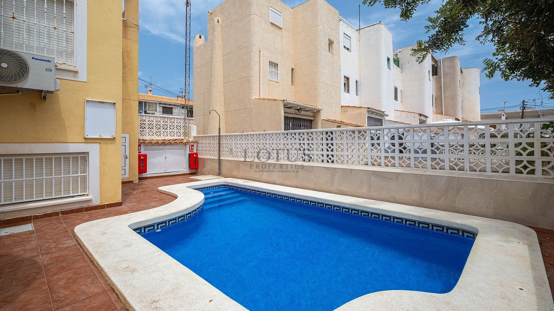 Fantastiskt fin markplan med inredd källare endast 500 meter till Playa Los Locos! - Lotus Properties