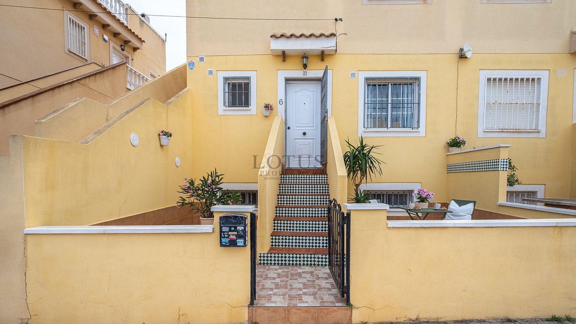 Fantastiskt fin markplan med inredd källare endast 500 meter till Playa Los Locos! - Lotus Properties