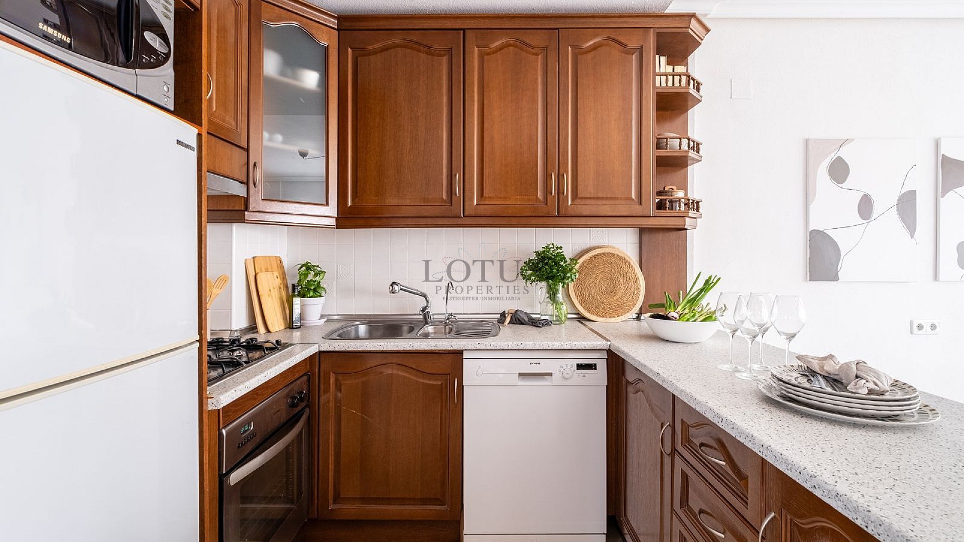 Fantastiskt fin markplan med inredd källare endast 500 meter till Playa Los Locos! - Lotus Properties