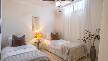 Fantastiskt fin markplan med inredd källare endast 500 meter till Playa Los Locos! - Lotus Properties