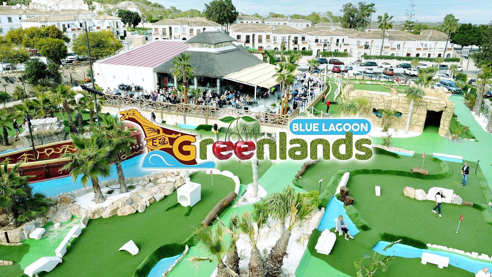 Charmigt hörnradhus med fantastisk takterrass och havsutsikt i Villamartin - Lotus Properties