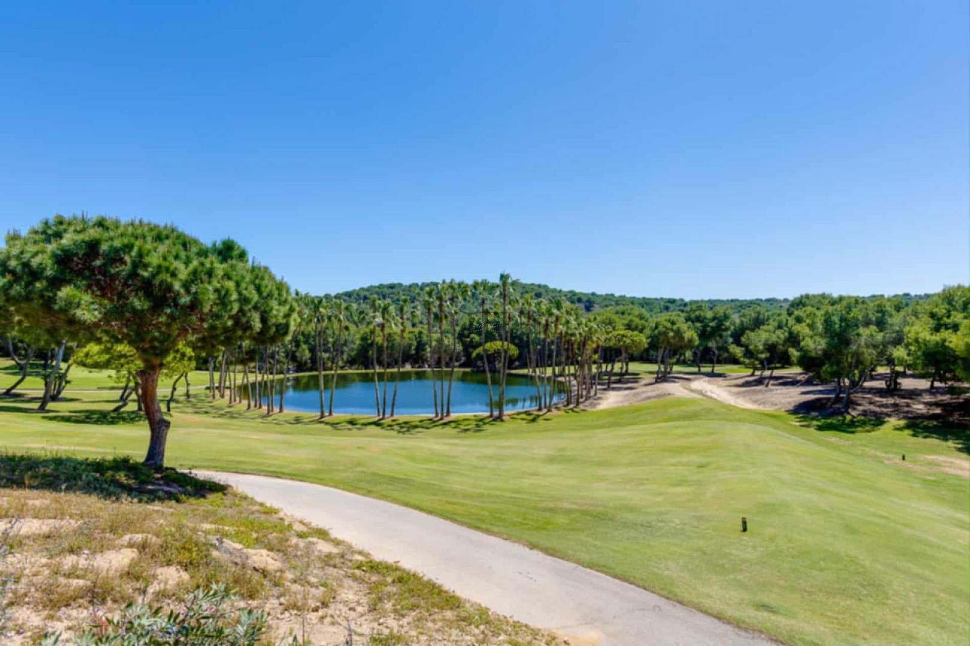 Charmigt hörnradhus med fantastisk takterrass och havsutsikt i Villamartin - Lotus Properties