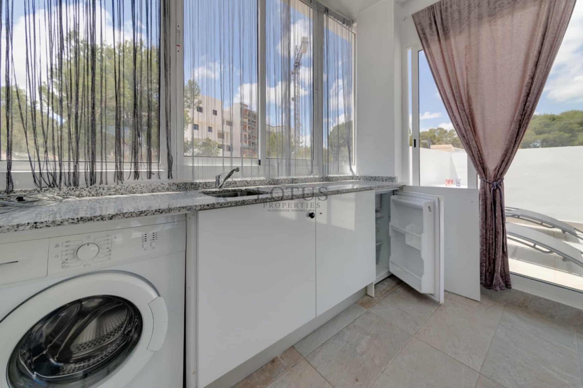 Charmigt hörnradhus med fantastisk takterrass och havsutsikt i Villamartin - Lotus Properties