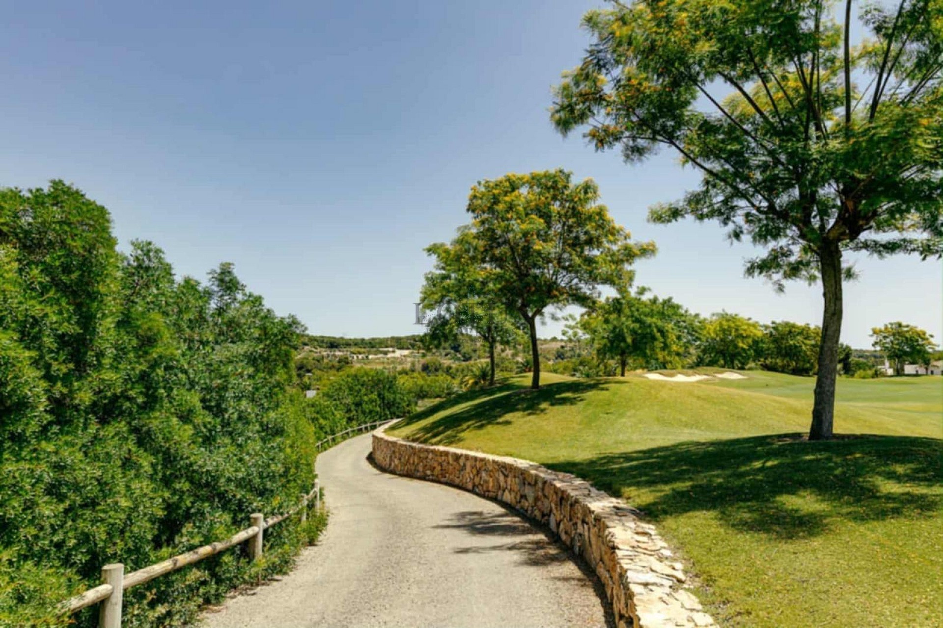 Charmigt hörnradhus med fantastisk takterrass och havsutsikt i Villamartin - Lotus Properties