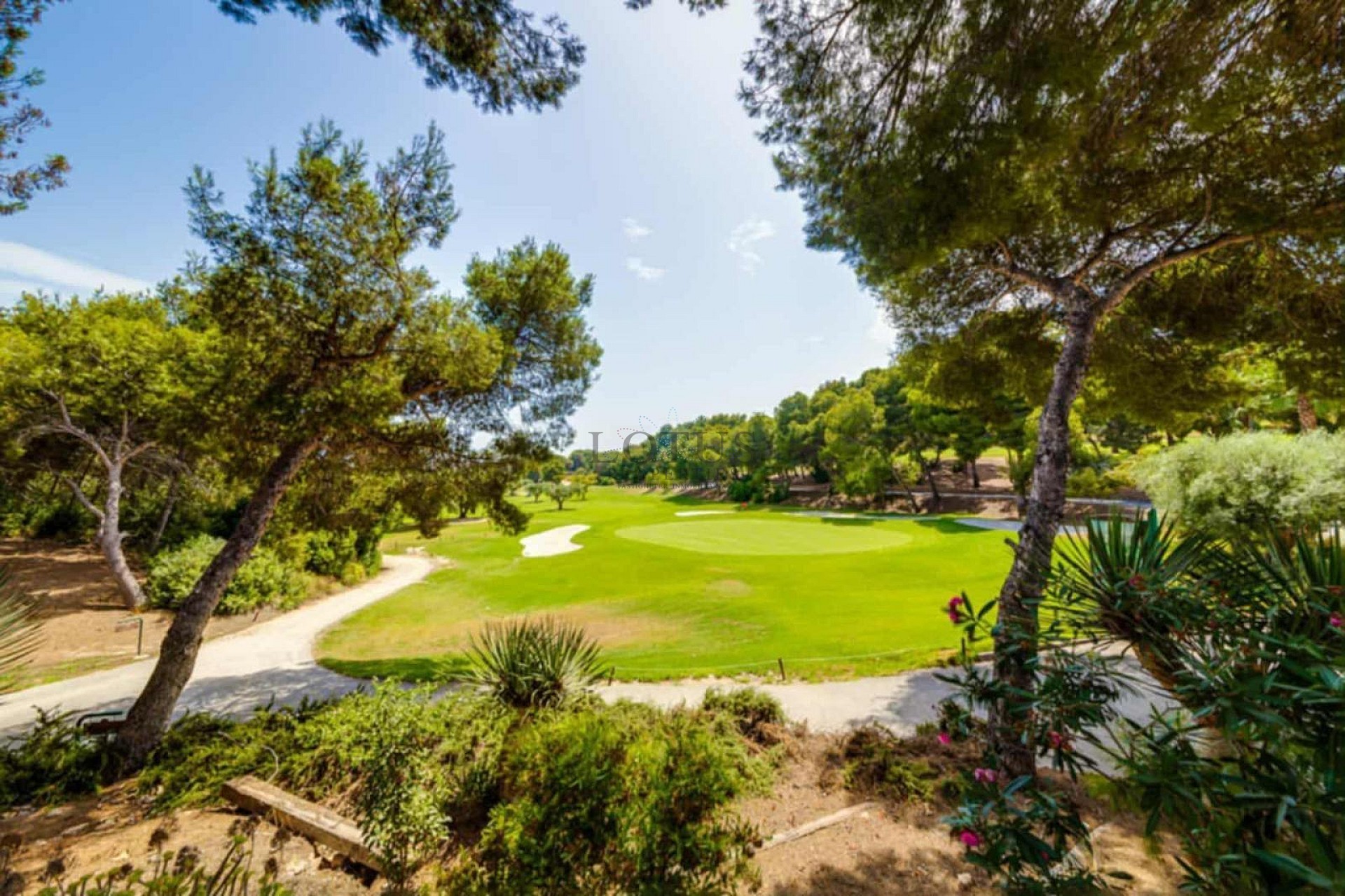 Charmigt hörnradhus med fantastisk takterrass och havsutsikt i Villamartin - Lotus Properties