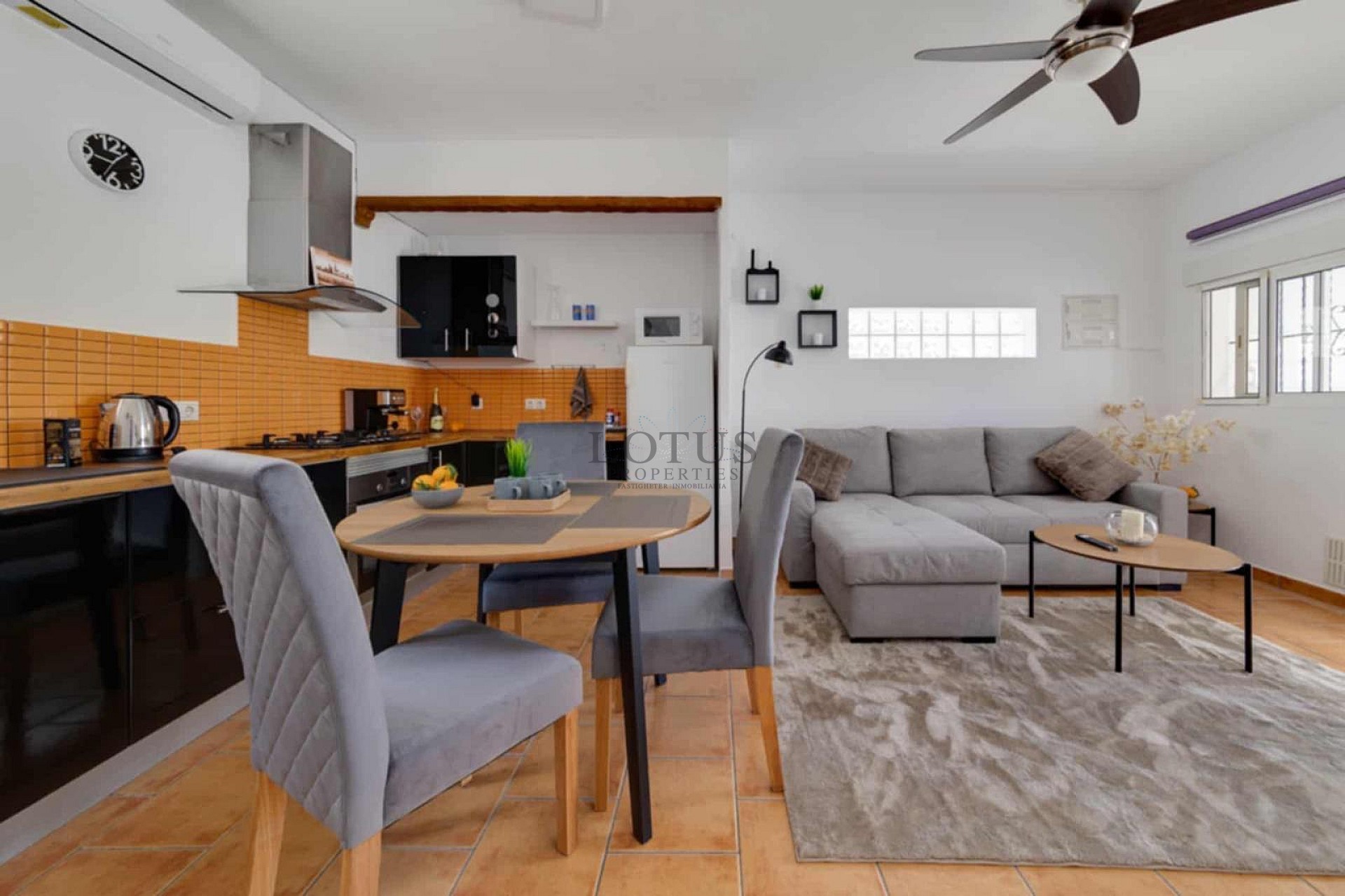 Charmigt hörnradhus med fantastisk takterrass och havsutsikt i Villamartin - Lotus Properties