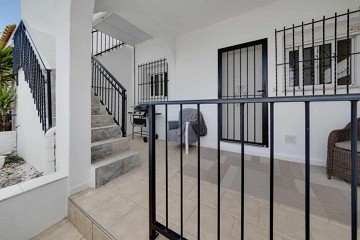 Charmigt hörnradhus med fantastisk takterrass och havsutsikt i Villamartin - Lotus Properties