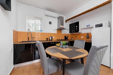 Charmigt hörnradhus med fantastisk takterrass och havsutsikt i Villamartin - Lotus Properties