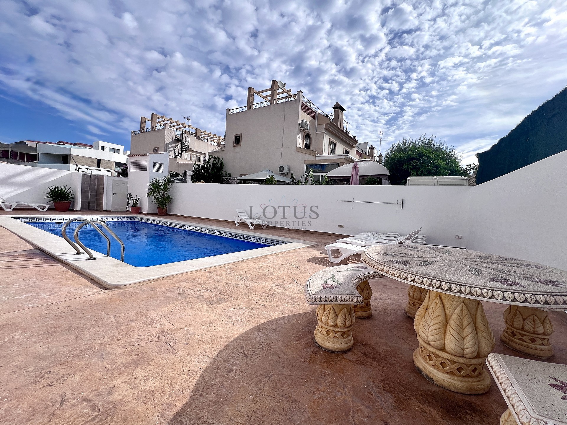 Fantastisk hörnlägenhet i Los Altos - Lotus Properties