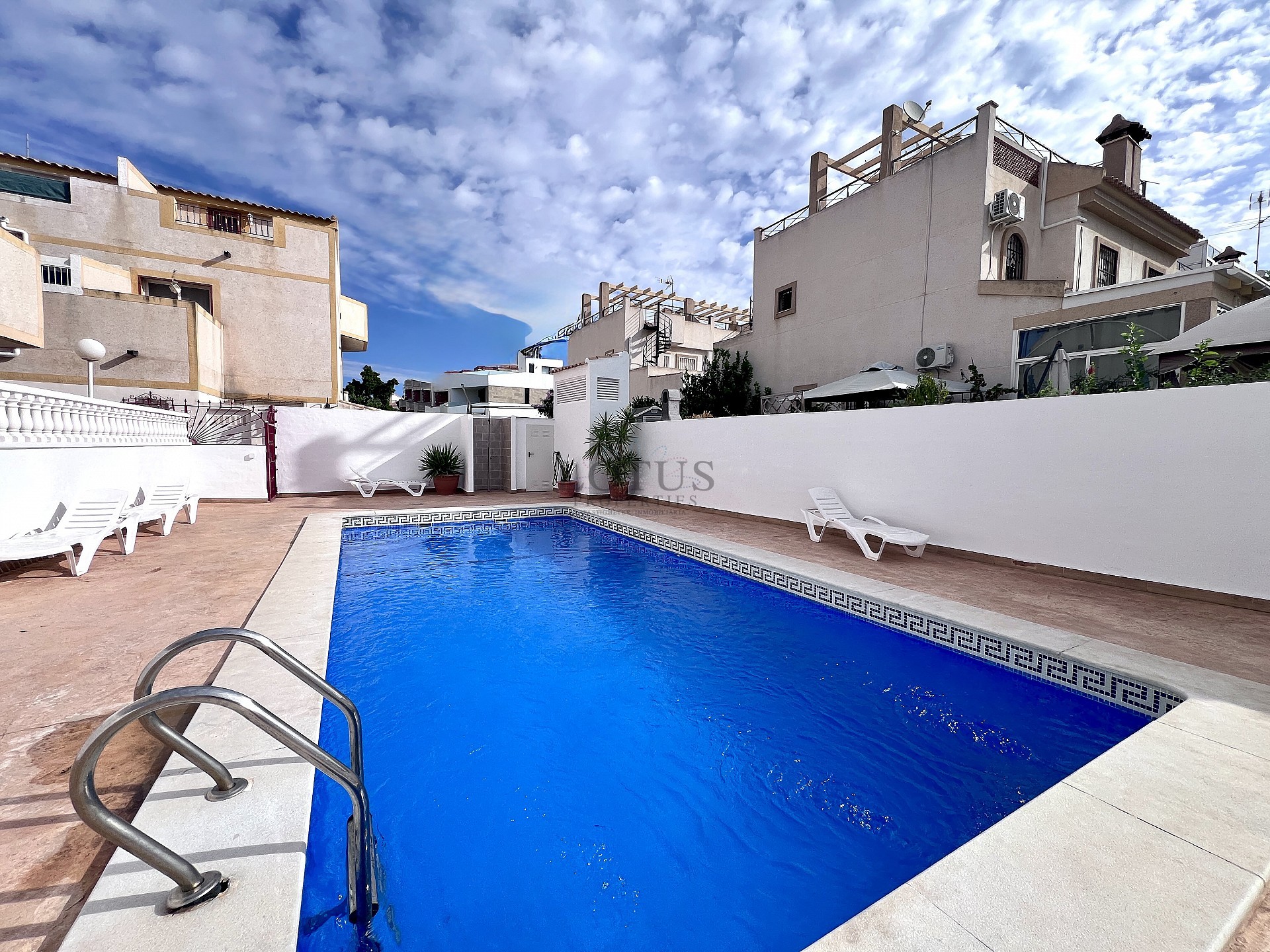 Fantastisk hörnlägenhet i Los Altos - Lotus Properties