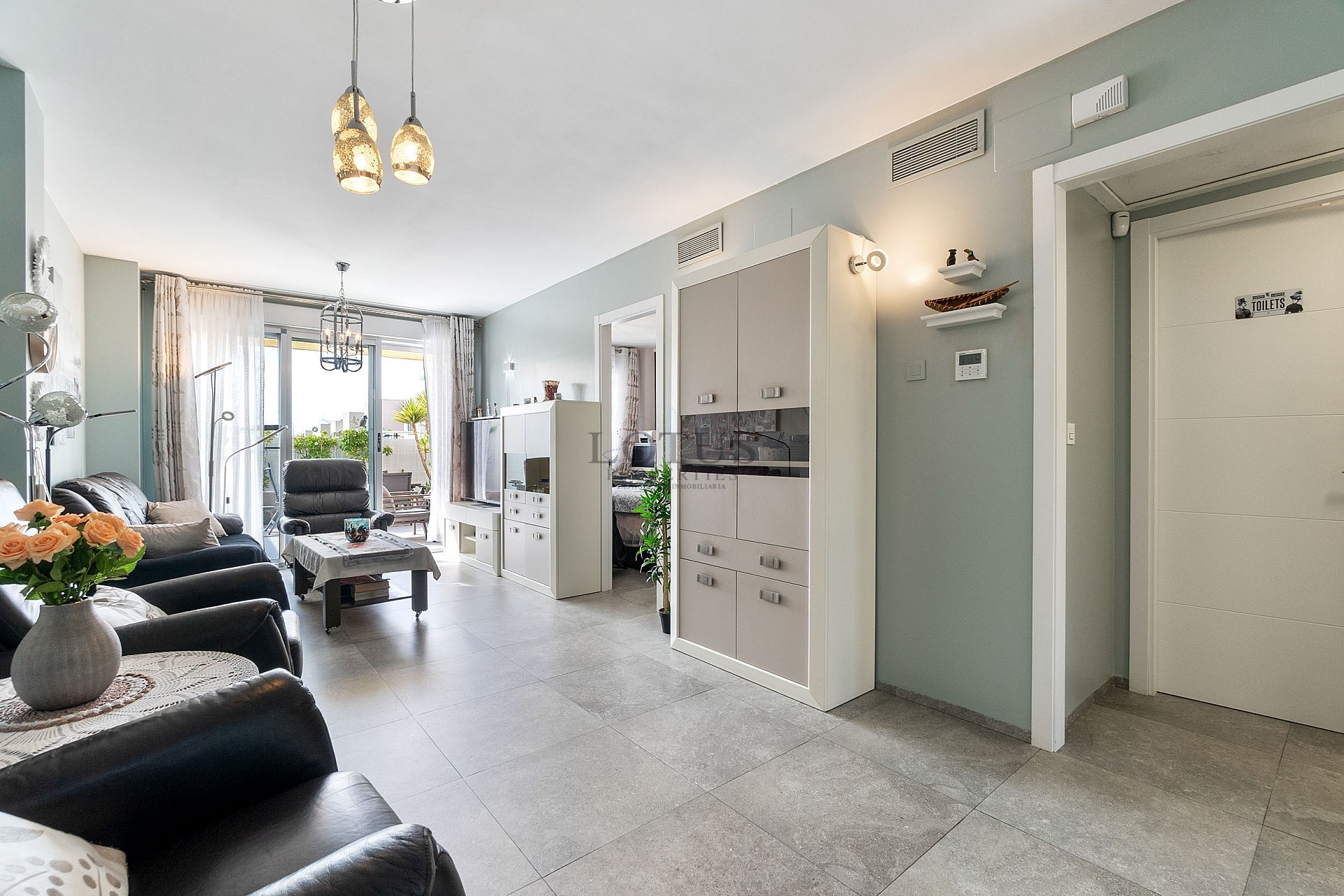 STOR MODERN LÄGENHET MED TRÄDGÅRD I SÖDERLÄGE - PRIVAT PARKERING I KÄLLAREN OCH FÖRRÅD - HÄRLIGT POOLOMRÅDE OCH PADDELBANA - Lotus Properties