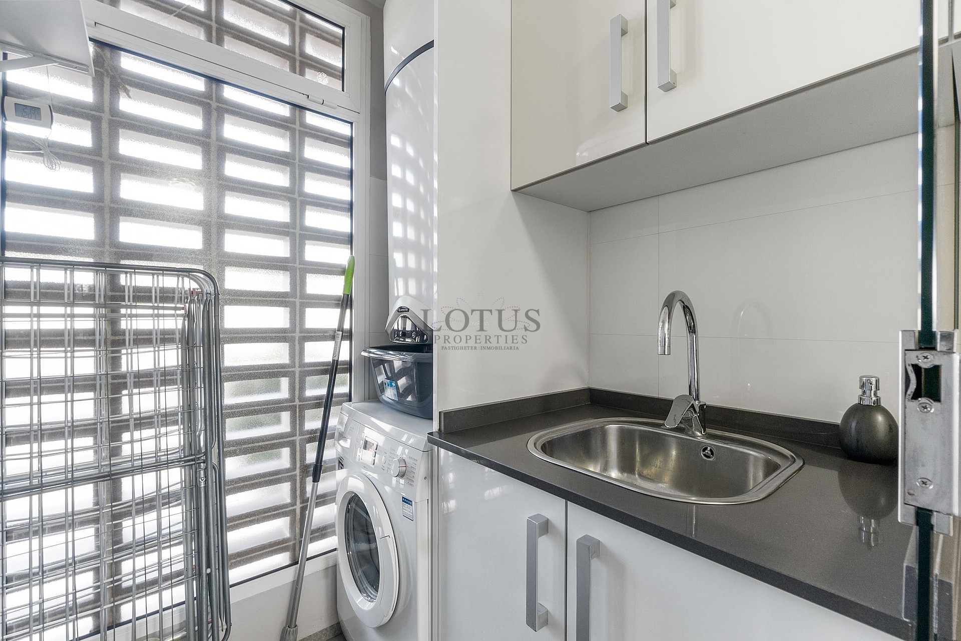 STOR MODERN LÄGENHET MED TRÄDGÅRD I SÖDERLÄGE - PRIVAT PARKERING I KÄLLAREN OCH FÖRRÅD - HÄRLIGT POOLOMRÅDE OCH PADDELBANA - Lotus Properties