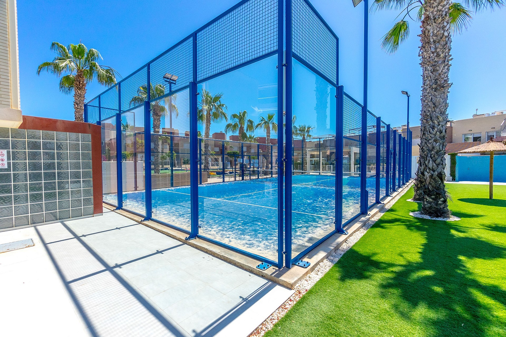 STOR MODERN LÄGENHET MED TRÄDGÅRD I SÖDERLÄGE - PRIVAT PARKERING I KÄLLAREN OCH FÖRRÅD - HÄRLIGT POOLOMRÅDE OCH PADDELBANA - Lotus Properties