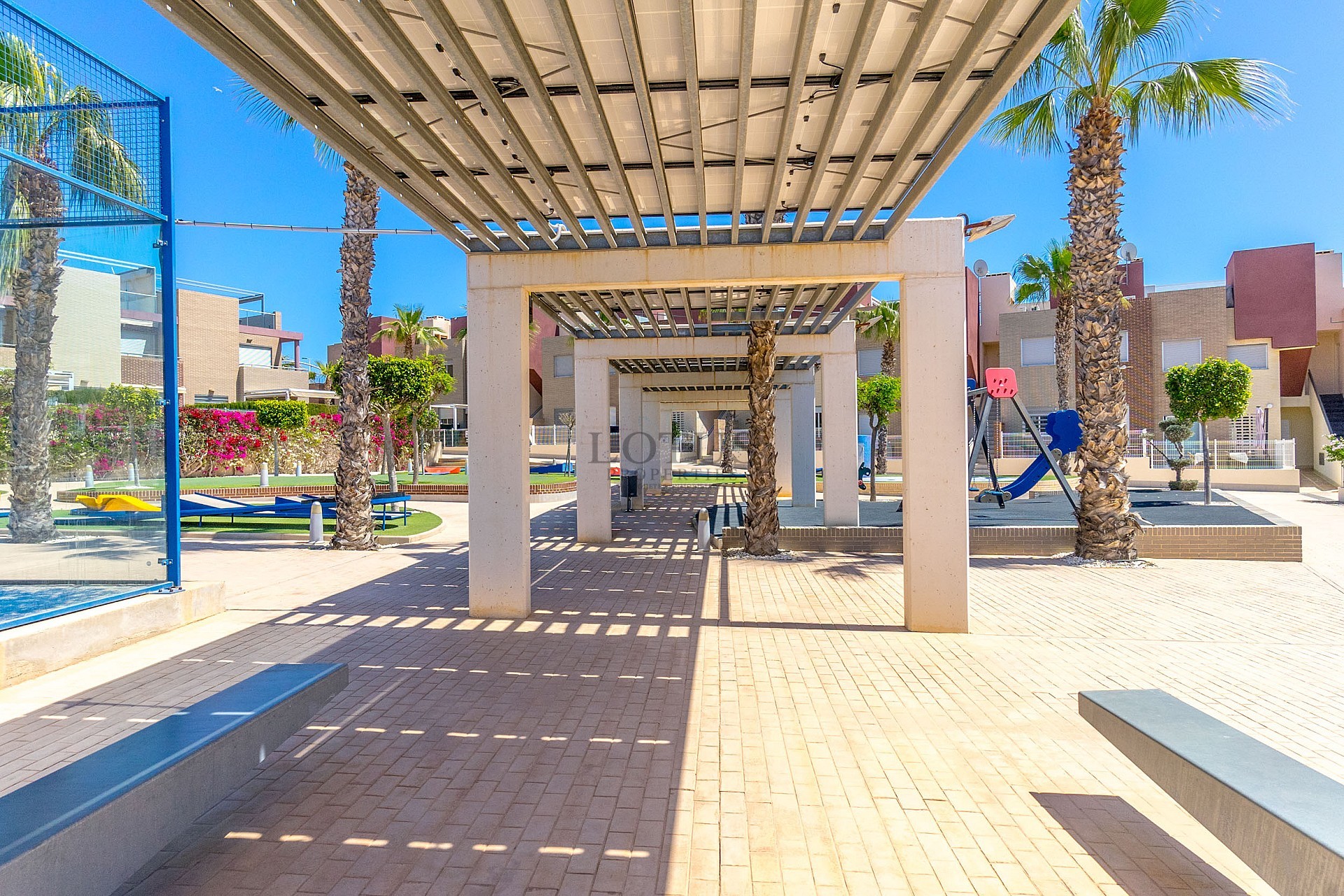 STOR MODERN LÄGENHET MED TRÄDGÅRD I SÖDERLÄGE - PRIVAT PARKERING I KÄLLAREN OCH FÖRRÅD - HÄRLIGT POOLOMRÅDE OCH PADDELBANA - Lotus Properties