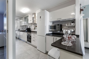 STOR MODERN LÄGENHET MED TRÄDGÅRD I SÖDERLÄGE - PRIVAT PARKERING I KÄLLAREN OCH FÖRRÅD - HÄRLIGT POOLOMRÅDE OCH PADDELBANA - Lotus Properties