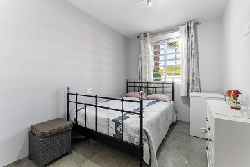 STOR MODERN LÄGENHET MED TRÄDGÅRD I SÖDERLÄGE - PRIVAT PARKERING I KÄLLAREN OCH FÖRRÅD - HÄRLIGT POOLOMRÅDE OCH PADDELBANA - Lotus Properties