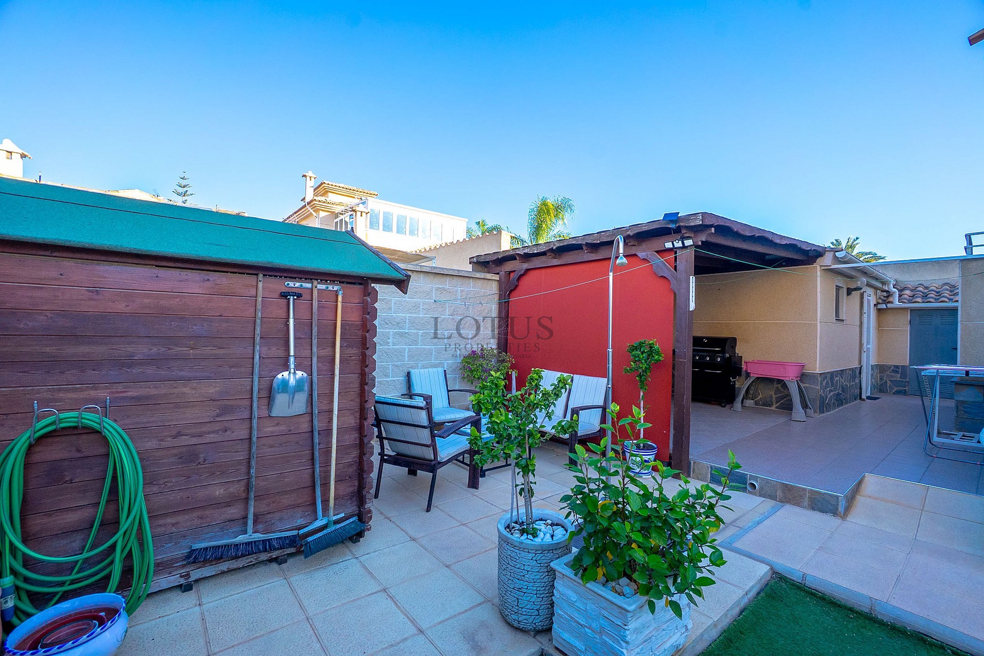 Charmig och välskött villa med 3 sovrum och uppvärmd saltvattenpool - Lotus Properties